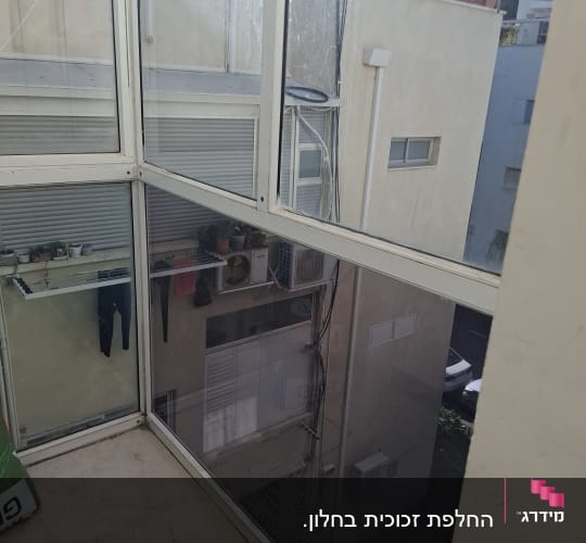 חלונות זכוכית גדולים במרפסת עם מסגרת אלומיניום לבנה